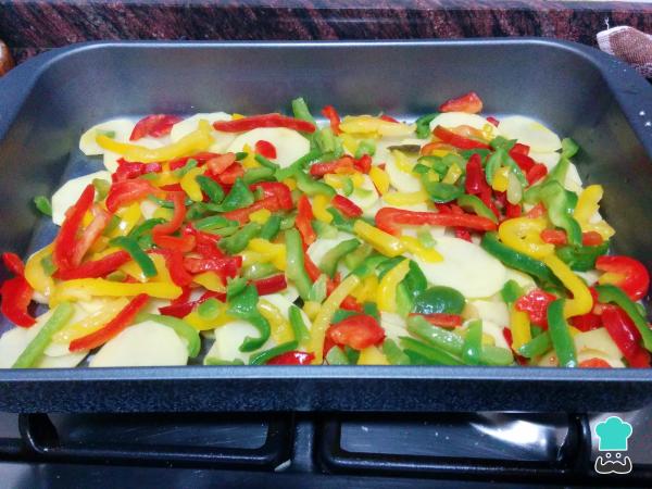 Recette de Merlu au Four avec pommes de terre et légumes - Étape 2