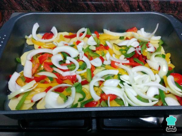 Recette de Merlu au Four avec pommes de terre et légumes - Étape 3