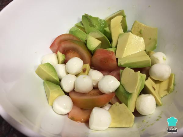 Recette de salade Caprese à l'avocat - Étape 4