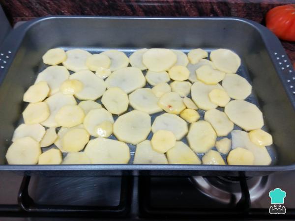 Recette de saumon au four avec pommes de terre et légumes - Étape 1