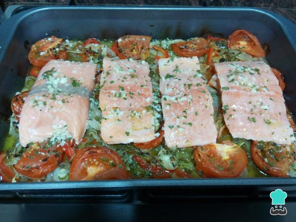 Recette de saumon au four avec pommes de terre et légumes - Étape 7