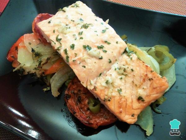 Recette de saumon au four avec pommes de terre et légumes