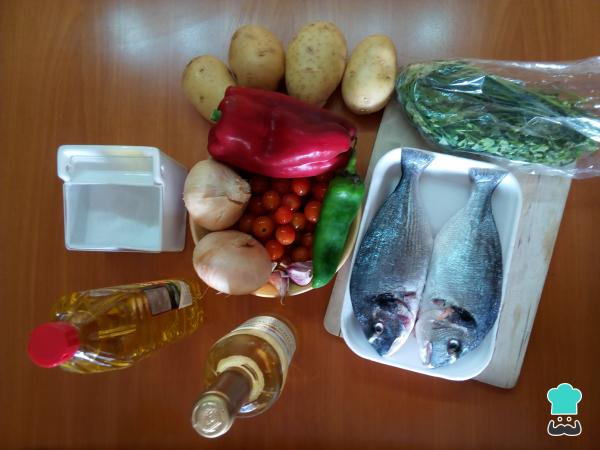 Recette de Dorada au four avec pommes de terre et poivrons - Étape 1