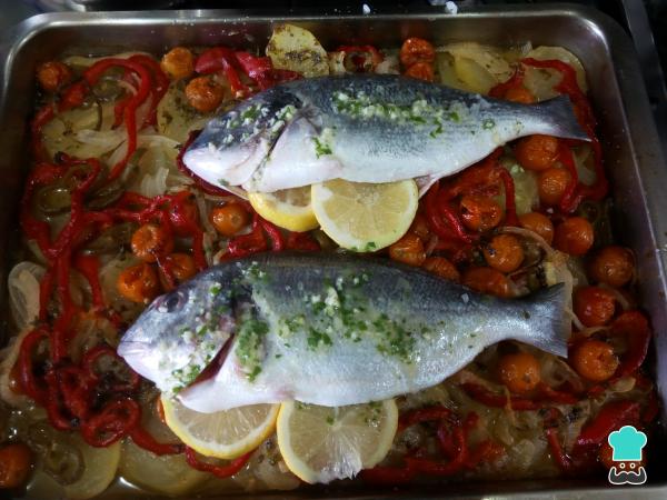 Recette de Dorada au four avec pommes de terre et poivrons - Étape 7