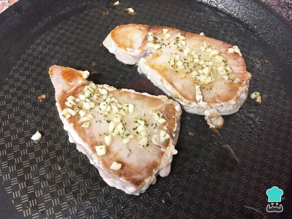 Recette de Thon Grillé à l'Ail et au Persil - Étape 3