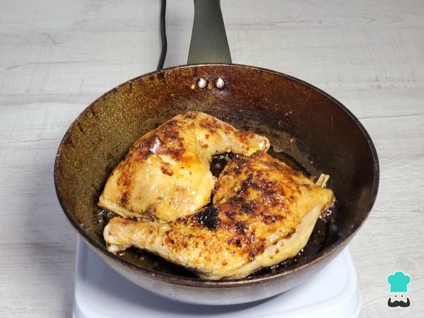 Recette de Nouilles Rouges au Poulet - Étape 1