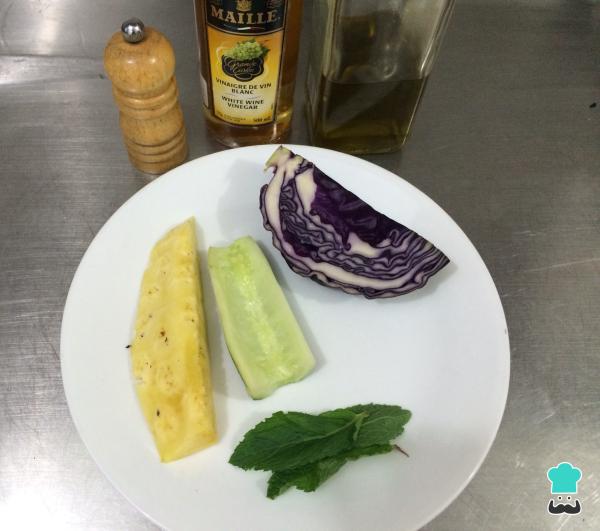 Recette de salade de chou rouge à l'ananas - Étape 1