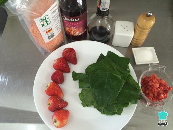 Recette de salade d'épinards frais et de fraises - Étape 1