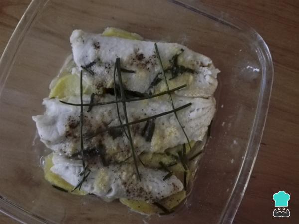 Recette de merlu au four au citron et au vin