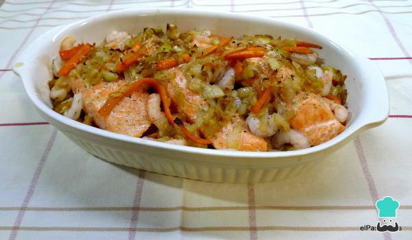 Recette de saumon au four avec légumes et crevettes