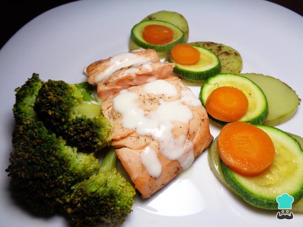 Recette de saumon vapeur aux légumes et crème