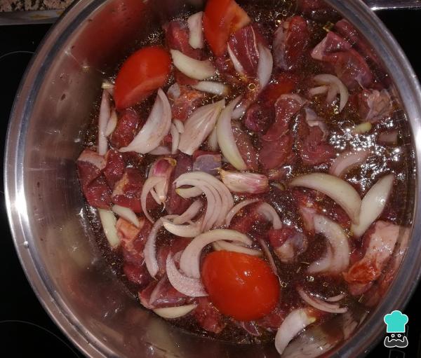 Recette de Viande mijotée avec pommes de terre et vin rouge - Étape 3