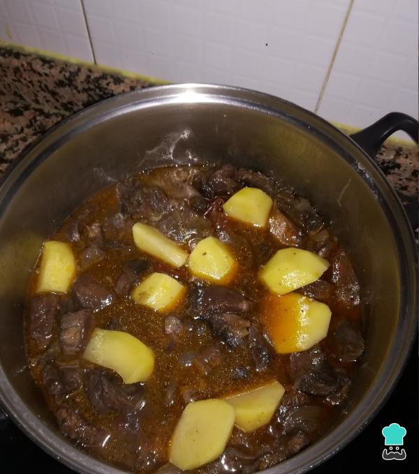 Recette de Viande mijotée avec pommes de terre et vin rouge - Étape 4