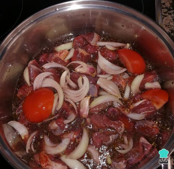 Recette de Ragoût de Viande avec Pommes de Terre et Vin Rouge - Étape 1