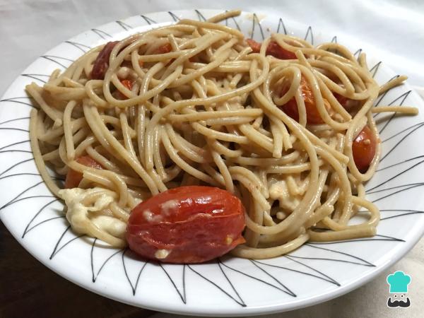 Recette de pâtes à la feta et aux tomates cerises au four - Étape 3