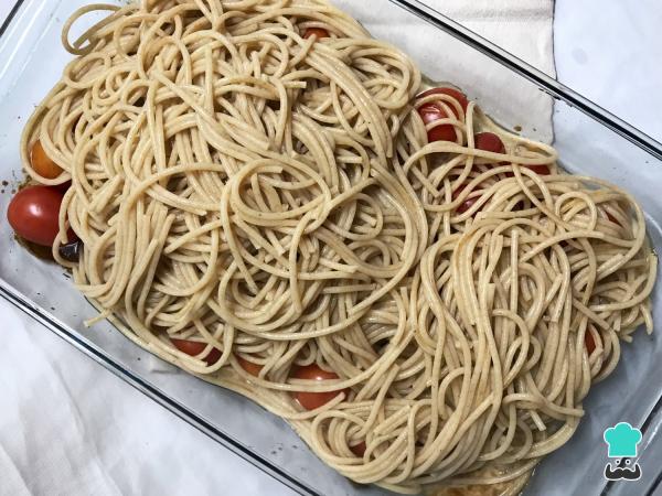 Recette de pâtes à la feta et aux tomates cerises au four - Étape 2