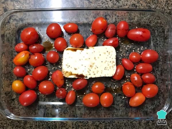 Recette de pâtes à la feta et aux tomates cerises au four - Étape 1
