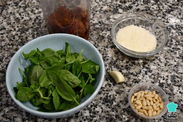 Recette de pâtes au pesto rouge - Étape 1