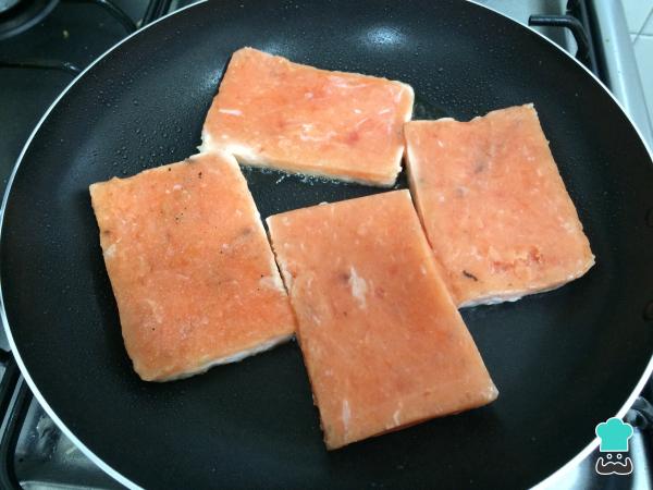 Recette de Saumon avec Sauce aux Épinards - Étape 6