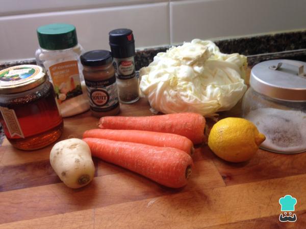 Recette de salade de chou et de carottes aigre-douce - Étape 1