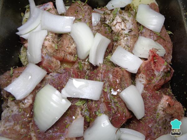 Recette de Côtes de Porc au Four avec Pommes de Terre et Oignons - Étape 3