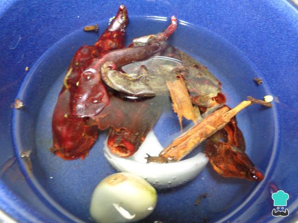 Recette de Chicharrón pressé à la sauce chili guajillo - Étape 2