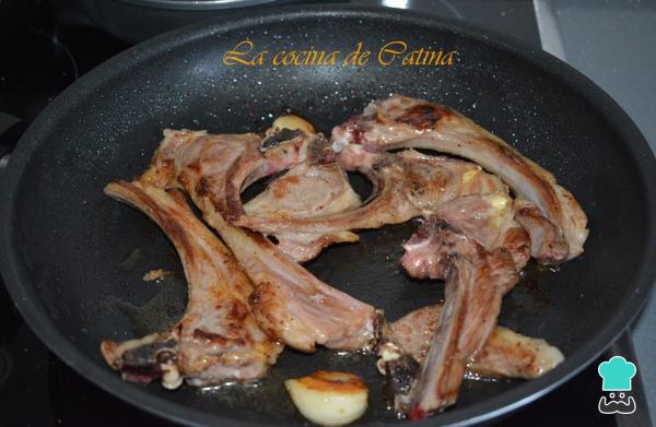 Recette de Côtelettes d'Agneau aux Oignons - Étape 1