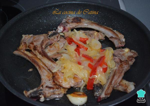 Recette de Côtelettes d'Agneau aux Oignons - Étape 2