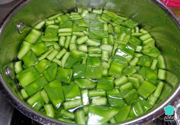 Recette de Longaniza en sauce verte avec pommes de terre et nopales - Étape 3