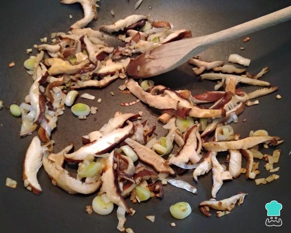 Recette de pâtes aux shiitake et crème - Étape 1