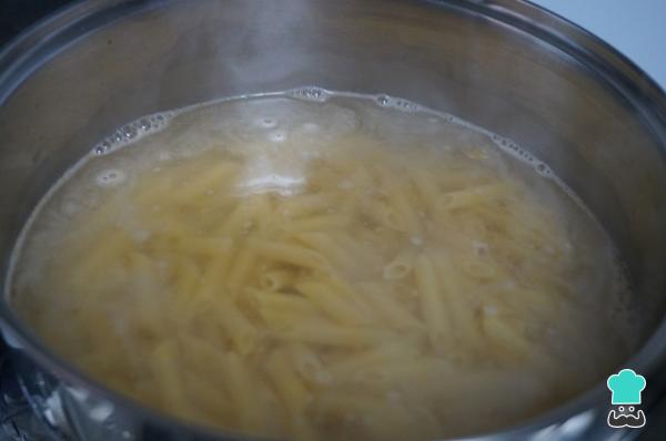 Recette de Macaroni au thon et tomate - Étape 1