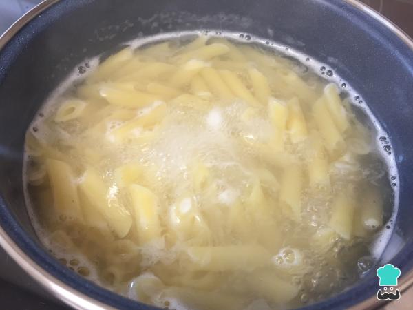 Recette de Macaroni au poulet facile et délicieuse - Étape 1