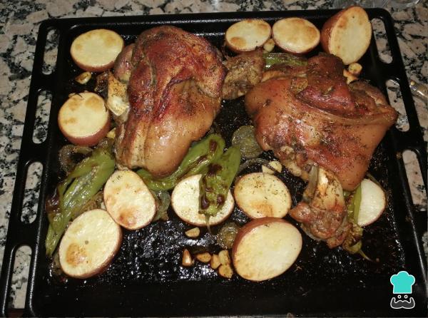 Recette de Jarret au four avec pommes de terre et oignons