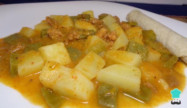 Recette de Longaniza en sauce verte avec pommes de terre et nopales