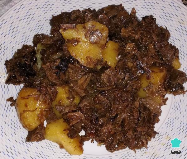 Recette de Ragoût de viande avec pommes de terre et vin rouge
