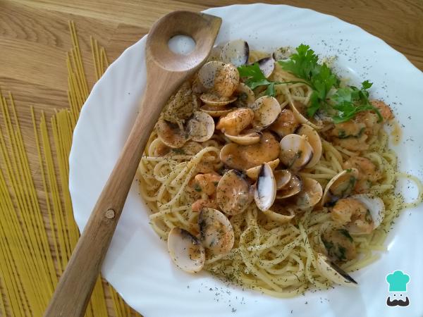Recette de Spaghetti aux crevettes et palourdes