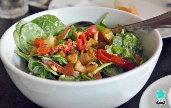 Recette de salade d'épinards avec œuf à la coque