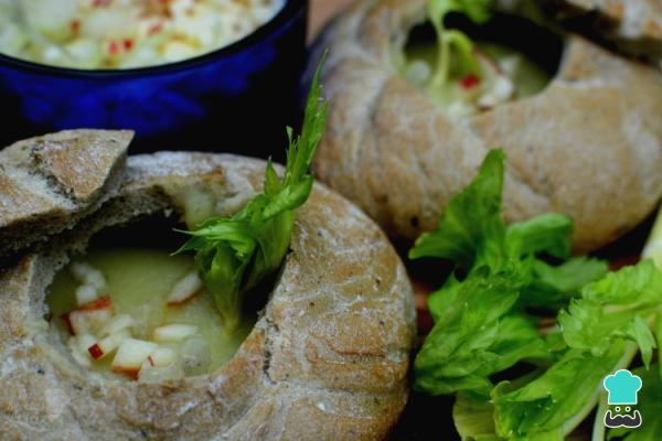 Recette de soupe au céleri, à l'oignon et aux poireaux