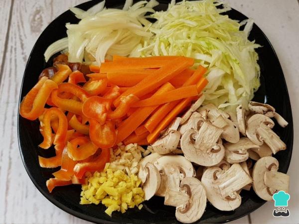 Recette de Nouilles de Riz aux Légumes Sautés - Étape 1