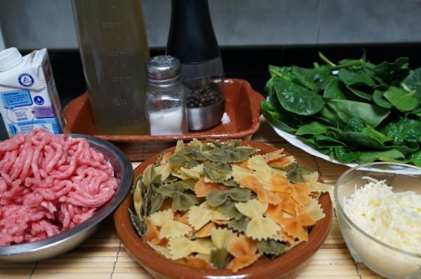 Recette de pâtes avec sauce aux épinards et au fromage - Étape 1