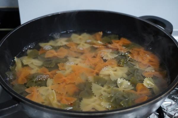 Recette de pâtes avec sauce aux épinards et au fromage - Étape 2