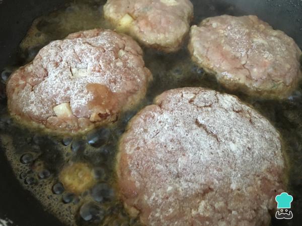 Recette de steaks russes au fromage - Étape 6