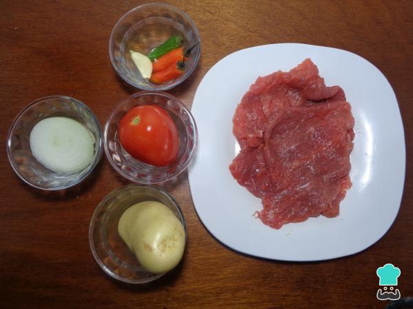 Recette Steak à la sauce rouge avec pommes de terre - Étape 1