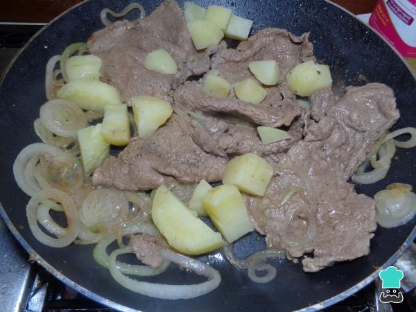 Recette Steak à la sauce rouge avec pommes de terre - Étape 8