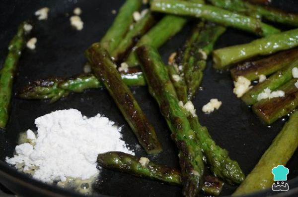 Recette de Saumon à l'ail et asperges - Étape 3