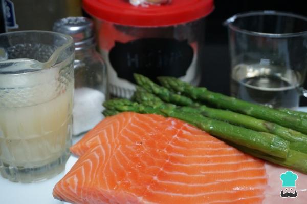 Recette de Saumon à l'ail et asperges - Étape 1