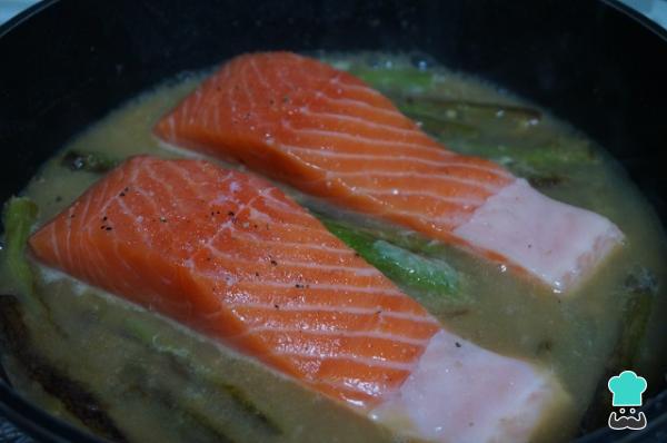 Recette de Saumon à l'ail et asperges - Étape 6