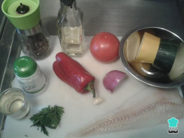 Recette de Merlu en sauce aux légumes - Étape 1