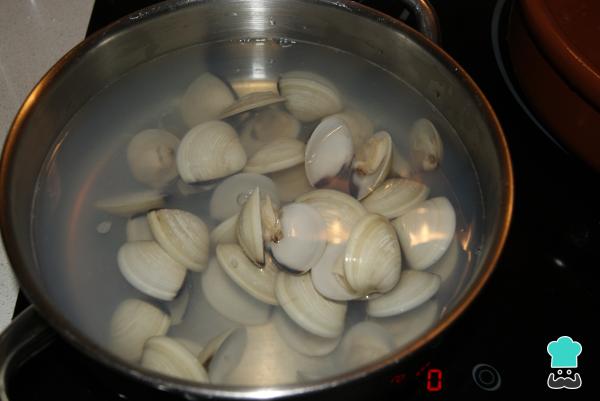 Recette de Merlu à la sauce verte aux palourdes - Étape 1