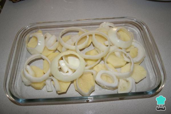 Recette de Dorada au four avec pommes de terre et oignons - Étape 2